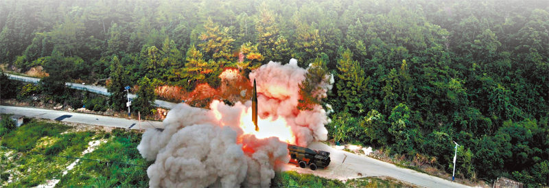 ◆ 專家指此次演訓火力試射首次穿越台島。圖為 8月4日，導彈點火發射。 新華社