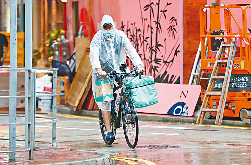 ◆外賣員冒風雨開工。 香港文匯報記者  攝