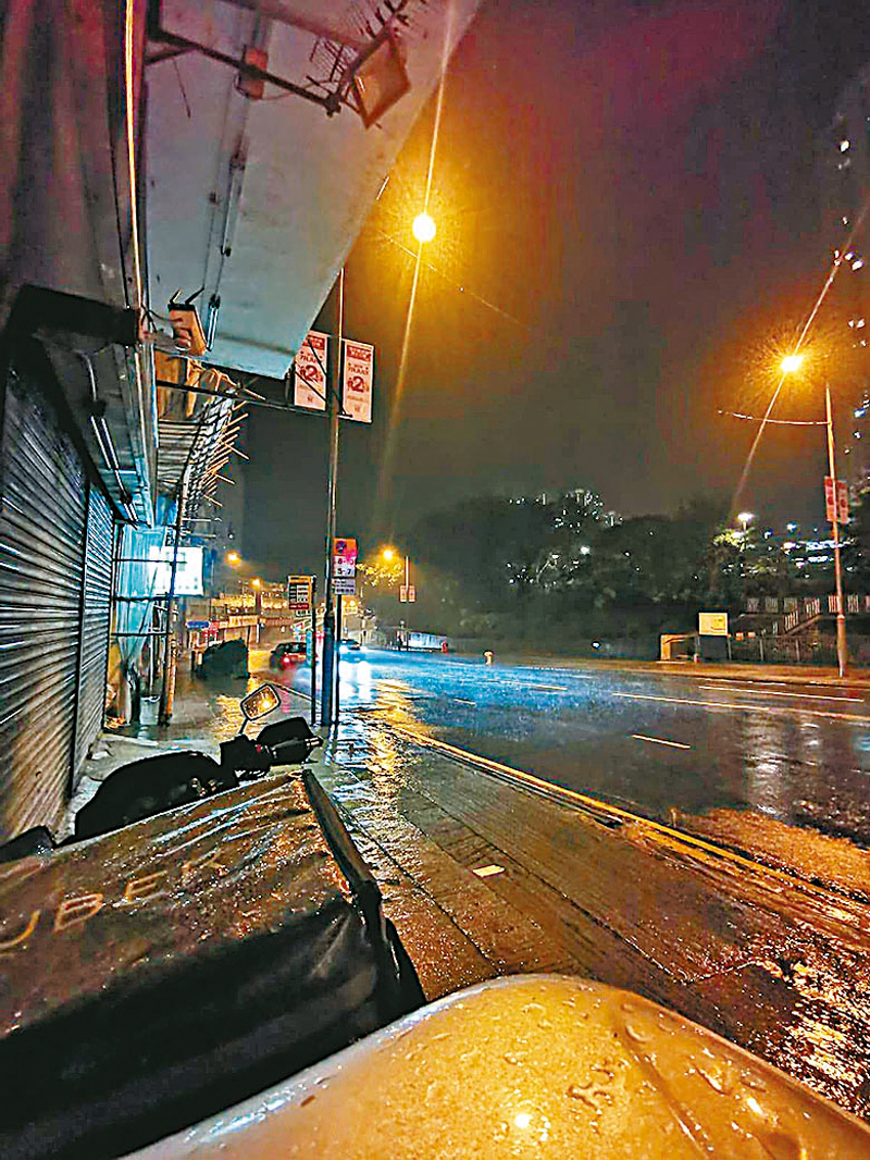 ◆阿史曾在大風大雨天氣下送外賣。   受訪者供圖