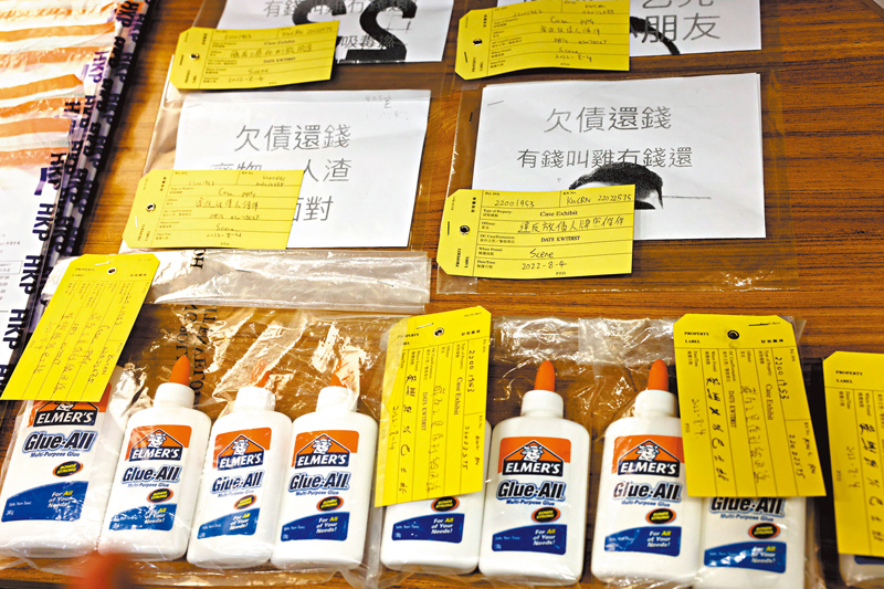 ◆警方檢獲追債單張及白膠漿等證物。香港文匯報記者 攝