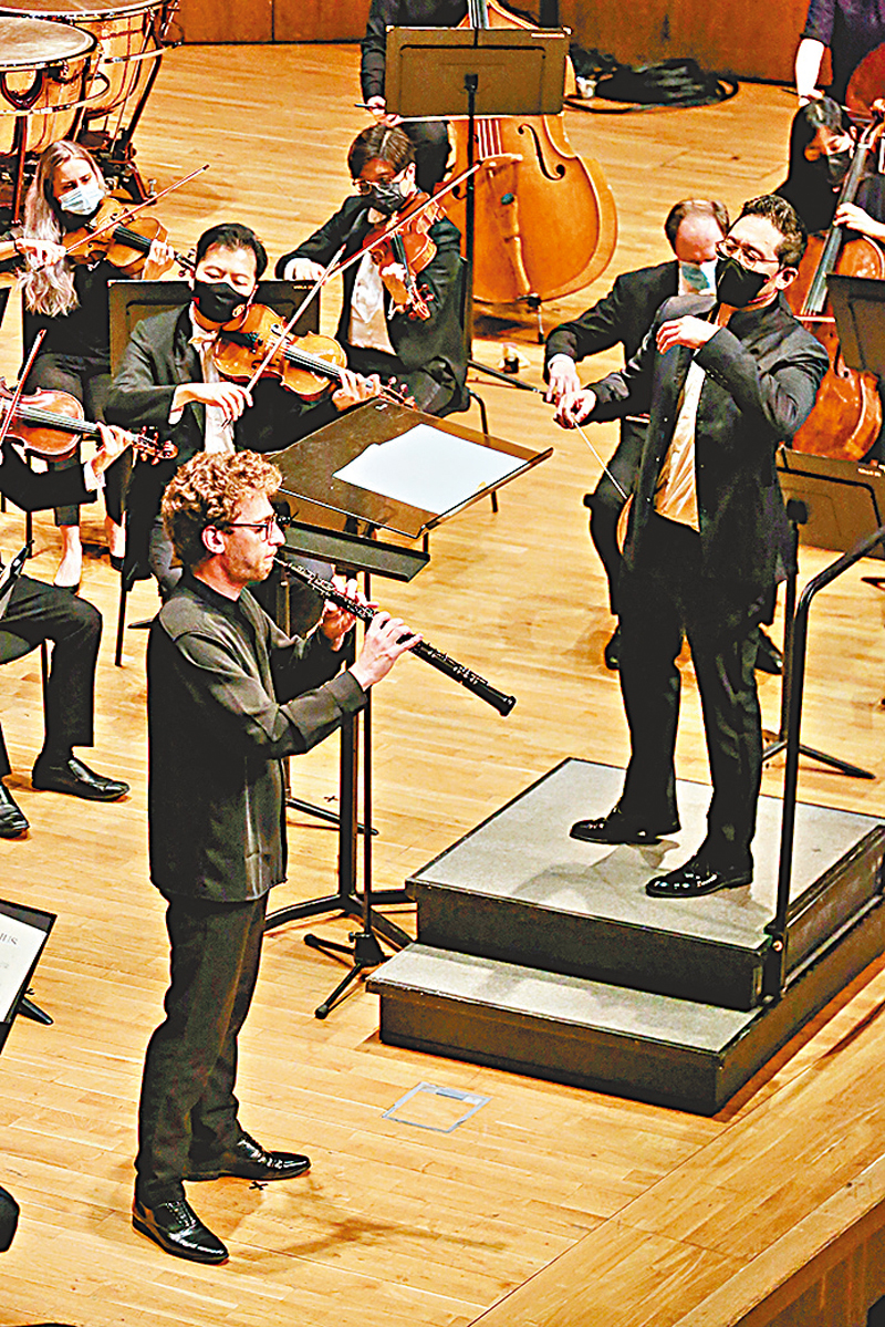 ◆畢杜與黎志華在與香港小交合作佛漢‧威廉士的雙簧管協奏曲。 香港小交供圖