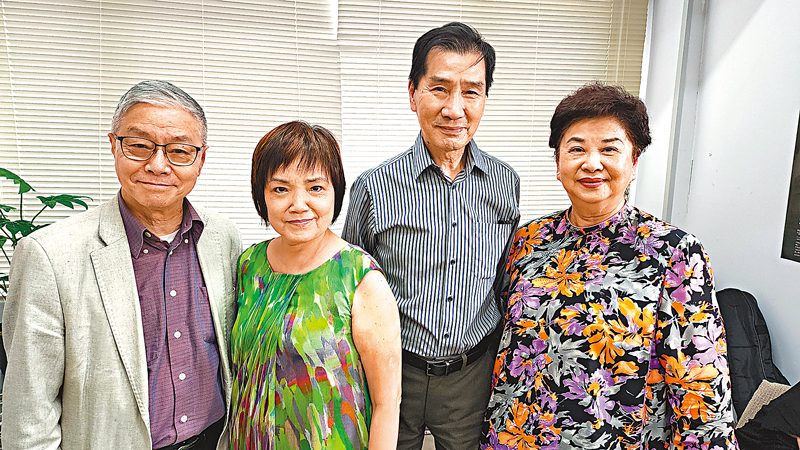 ◆ 左起：阮兆輝、楊麗紅、新劍郎和張許玉球為演唱會操曲。