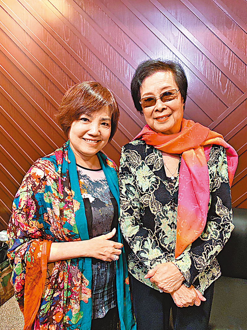 ◆ 前輩羅艷卿(右)對楊麗紅疼愛有加。