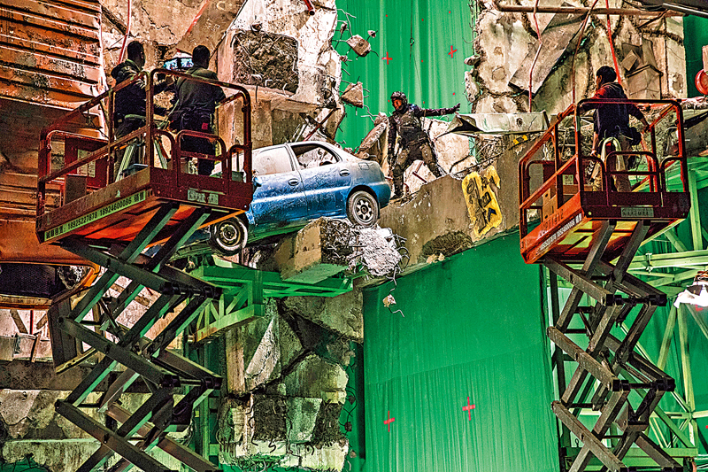 ◆ 古天樂穿上厚重裝甲，站在高處拍攝。