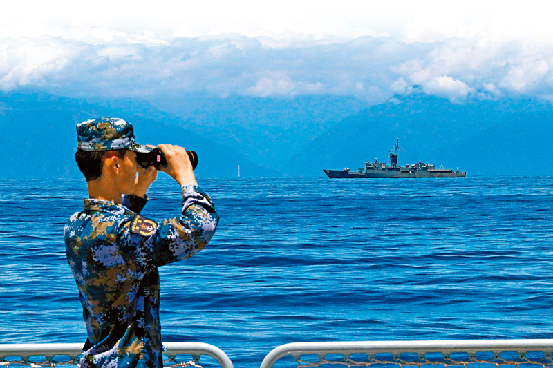 ◆8月5日，解放軍東部戰區海軍繼續在台島周邊海域展開實戰化訓練。圖為某艦官兵在瞭望觀察。  新華社