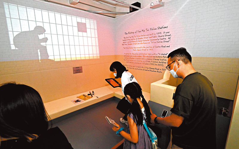 ◆  訪客參與「型警解密」遊戲。