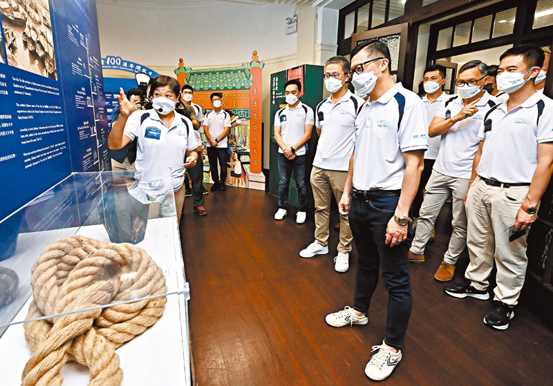 ◆ 鄧炳強、蕭澤頤等參觀介紹油麻地歷史的展區。
