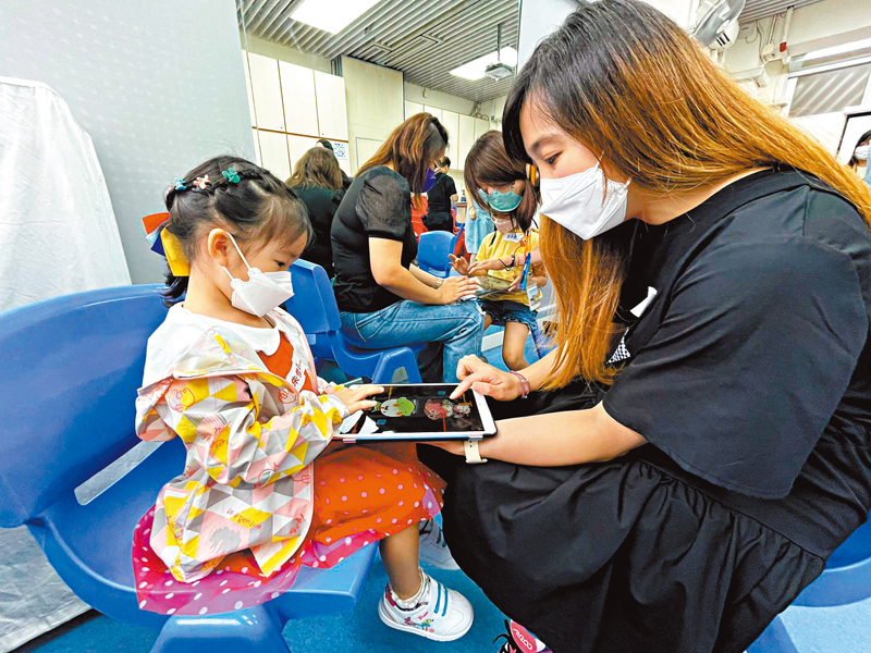 ◆朱太太陪伴女兒玩親子電子遊戲。香港文匯報記者  攝