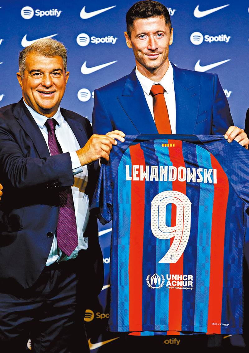 ◆ 利雲度夫斯基(右)手執9號球衣拍照。  美聯社