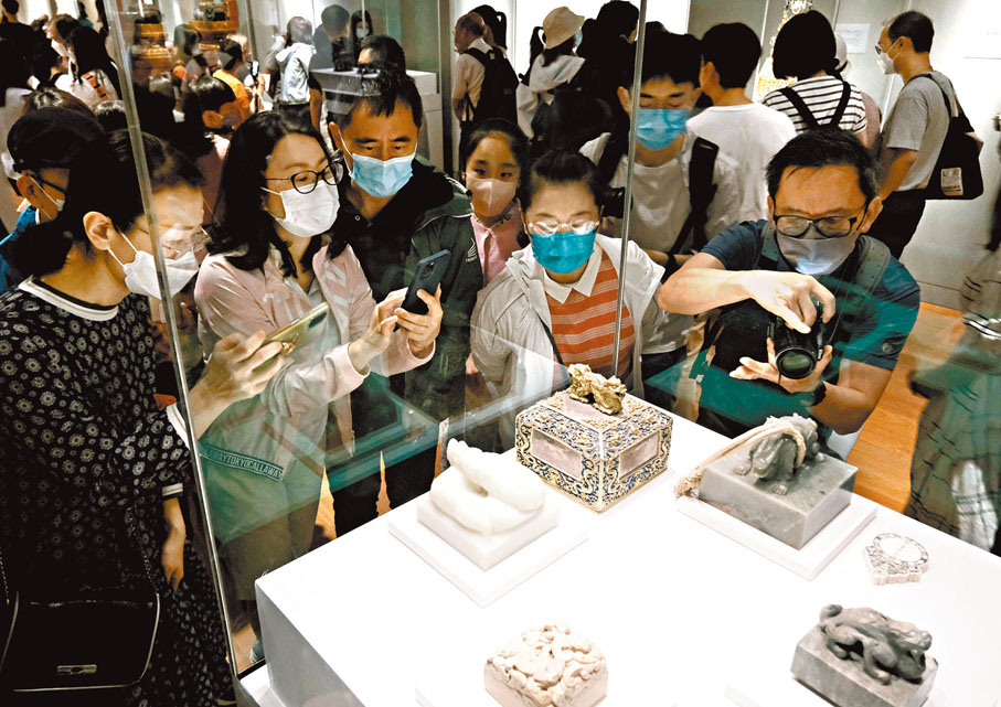 ◆市民在香港故宮文化博物館展廳內參觀拍照。 資料圖片