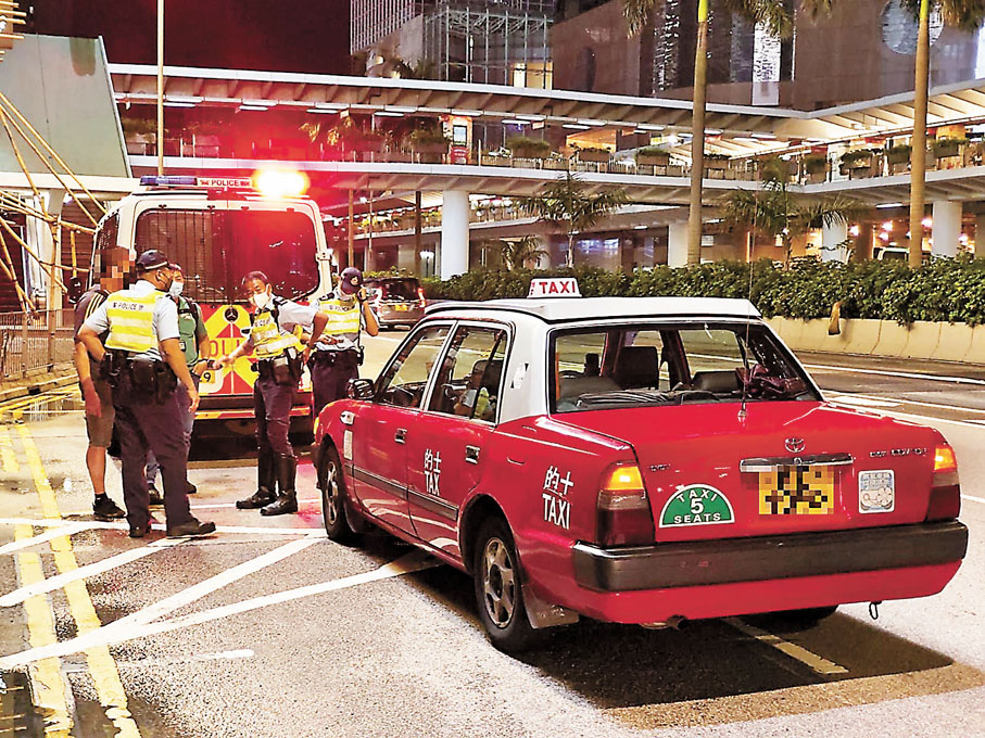 ◆警方在中區打擊濫收車資及拒載等的士違法行為。警方圖片