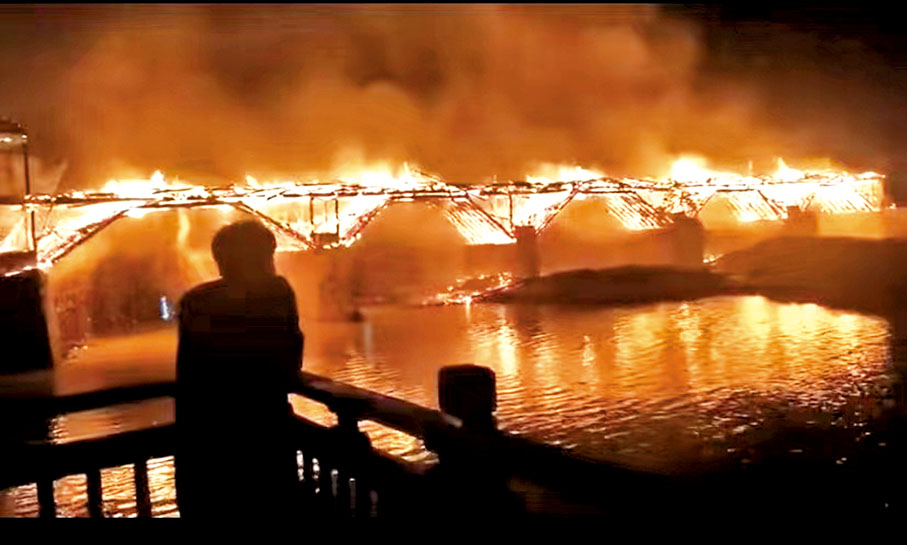 ◆8月6日，位於福建寧德、中國現存最長木拱古廊橋——萬安橋失火。圖為8月6日晚，萬安橋失火場景。中新社