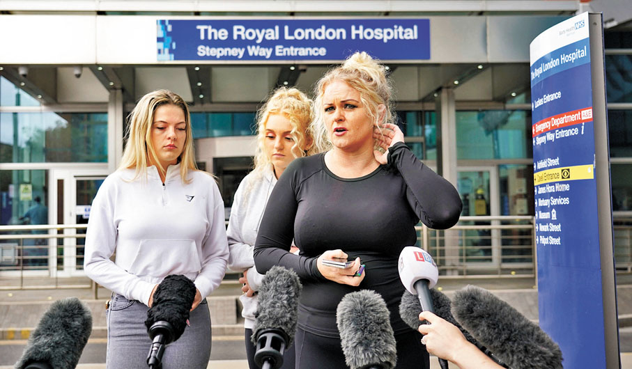 ◆ 阿奇的母親丹斯（右）致力阻止兒子被拔喉，但未能成功。 美聯社