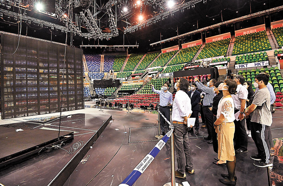 ◆ 工作小組到場調查MIRROR的演唱會事故原因。 資料圖片