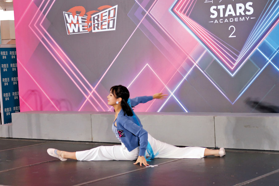 ◆蕭呈謙做出一字馬好搶眼。