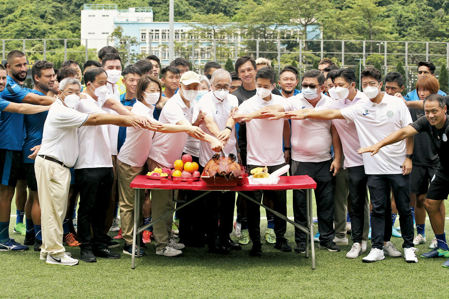 ◆和富大埔在高層帶領下拜神祈福。香港文匯報記者黎永淦 攝