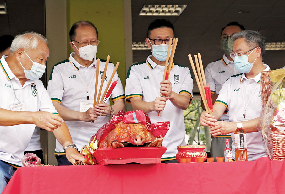 ◆深水埗在高層帶領下拜神祈福。香港文匯報記者黎永淦 攝