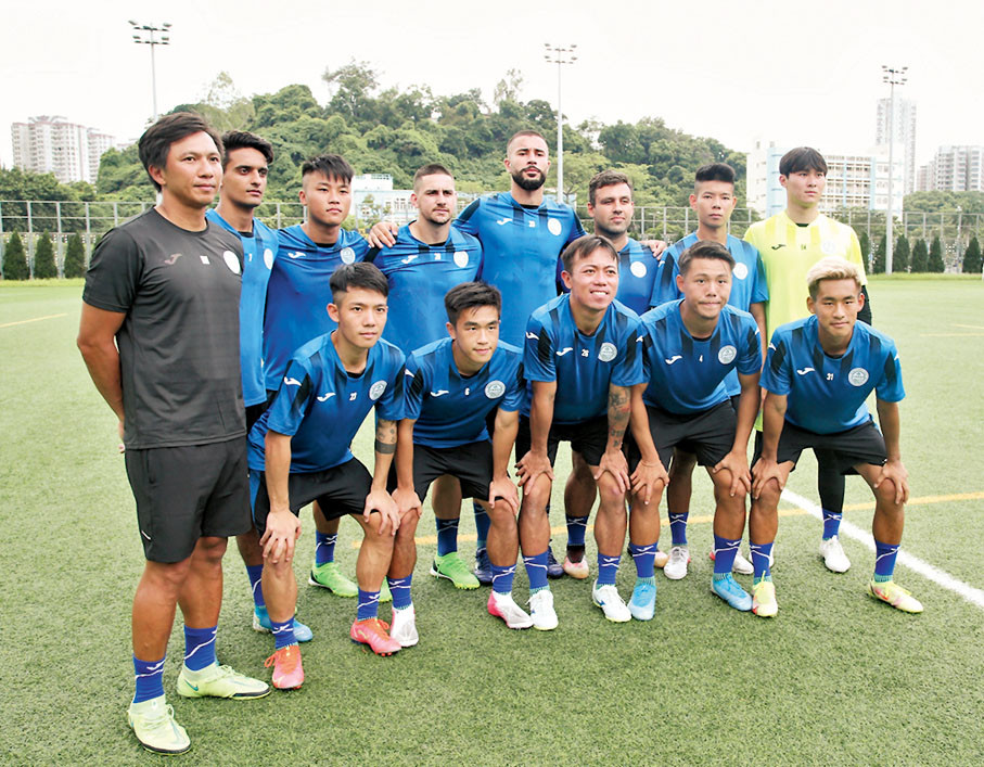 ◆大埔新帥李恒匯與12位新加盟球員合照。香港文匯報記者黎永淦 攝