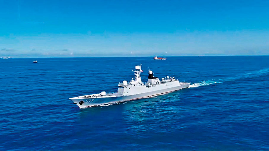 ◆戰區海軍出動驅護艦。圖為黃岡號護衛艦。視頻截圖