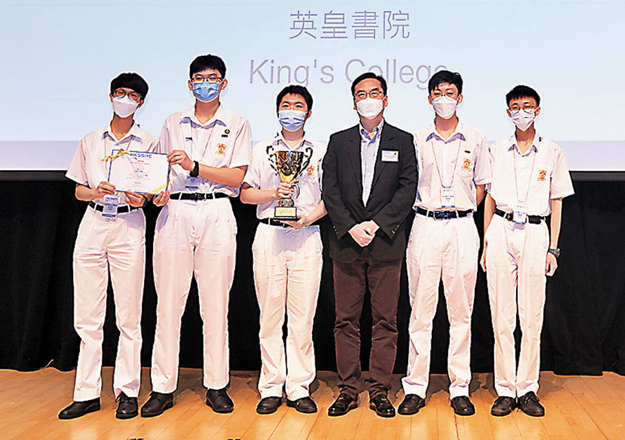 ◆香港青年協會理事會成員鄭小康（右三）為英皇書院學生頒獎。中通社