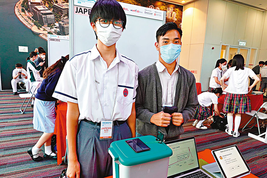 ◆「智箱牛盾」團隊成員麥常杰（右）、黃浩銘希望成果改進後生產的智能垃圾箱可以引入郊野地區使用。