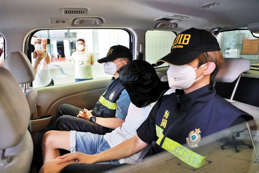 ◆海關拘捕一名18歲青年。香港文匯報記者  攝