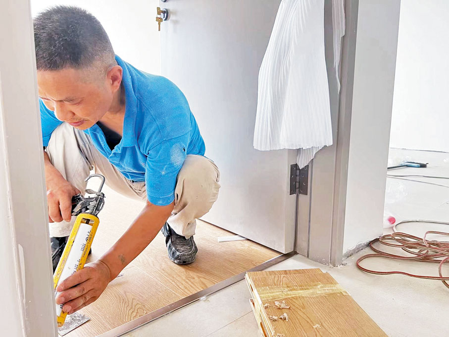 ◆室內裝修亦不輕鬆，劉師傅稱如身處蒸籠。香港文匯報記者孟冰  攝