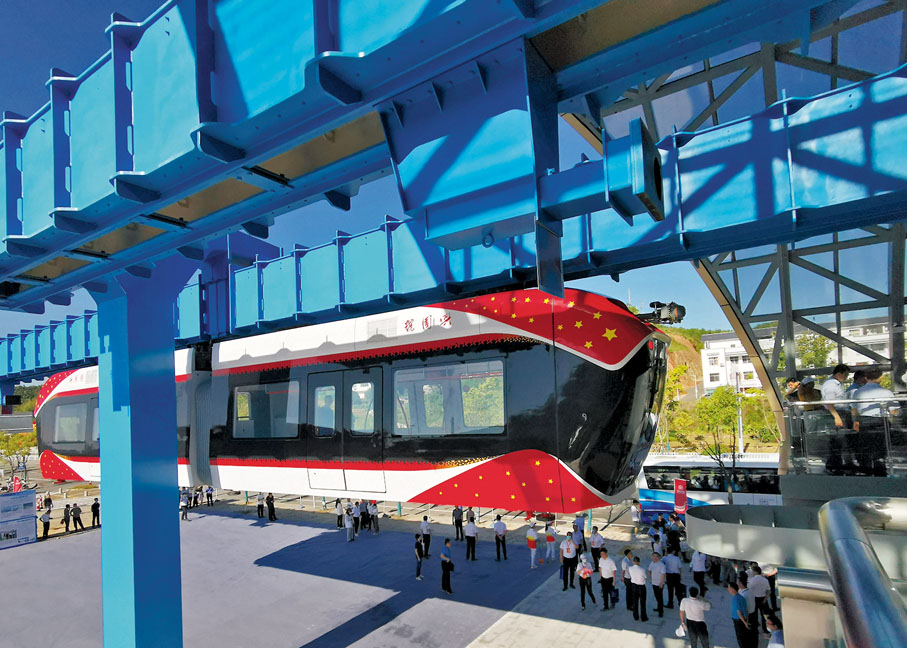 ◆8月9日，內地首條稀土永磁磁浮軌道交通系統工程試驗線——「紅軌」在江西省贛州市的興國縣順利竣工。 中通社
