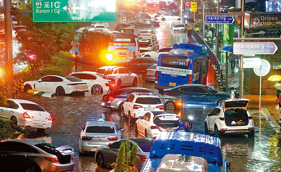 ◆ 8日晚首爾路上有大批被遺留汽車。路透社