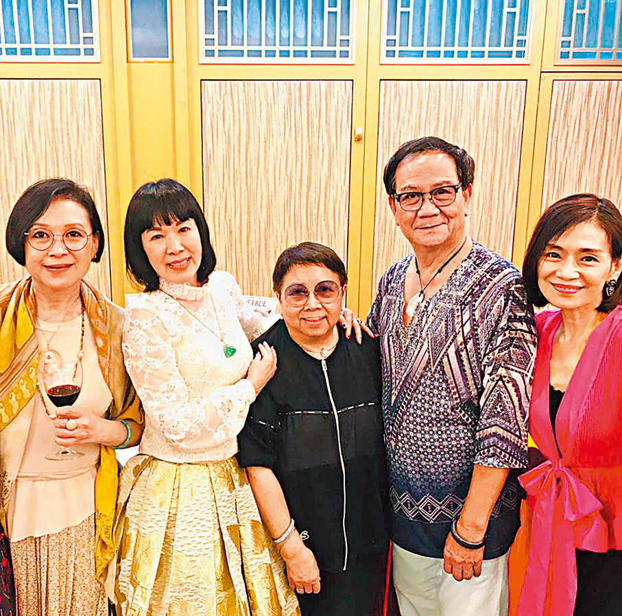 ◆壽星女蘇淑萍（左二）喜歡與朋友分享快樂！有呂有慧（左一）、吳麗珠及潘志文（右一起）。作者供圖