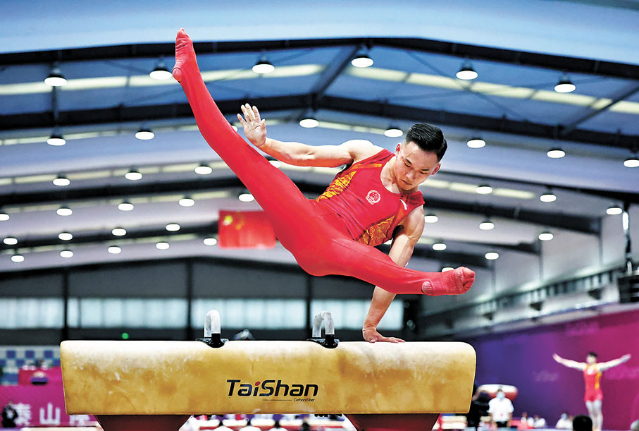 ◆國家隊隊員肖若騰在鞍馬比賽中。 中新社