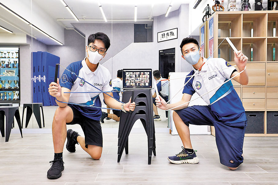◆港隊總教練吳柏麒（右）及黃冠傑網上教授跳繩班。