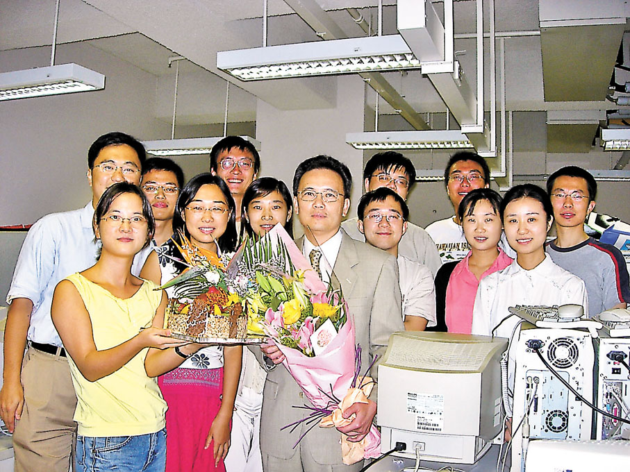◆李安國與學生關係融洽，學生為他慶祝50歲生日。