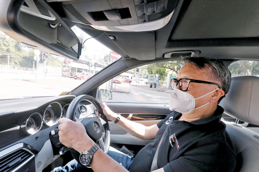 ◆今年74歲的陳先生認為政府應該要求70歲以上的司機,領牌及續牌時安排做詳細檢查。香港文匯報記者 攝