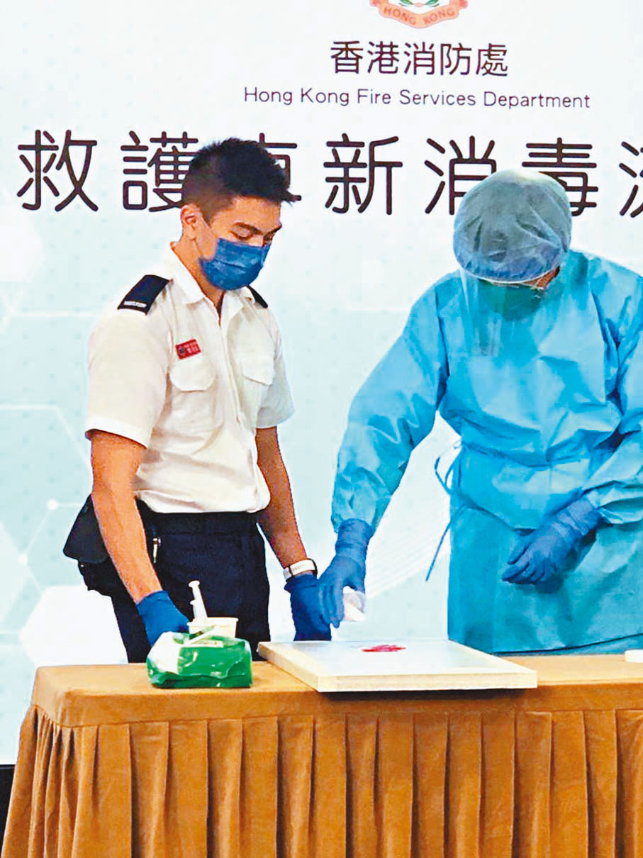 ◆ 救護員示範有血液在救護車需要消毒時，使用凝固粉末簡單清理的程序。 香港文匯報記者  攝