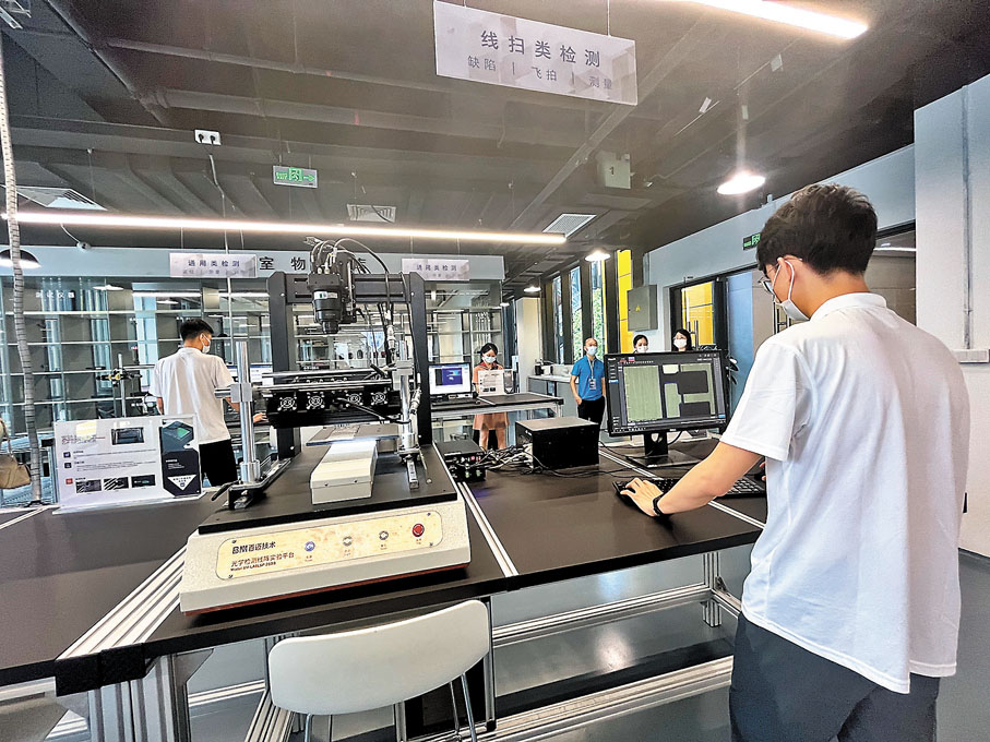 ◆前海管理局發布《深圳市前海深港現代服務業合作區管理局支持科技創新實施辦法（試行）》，其中對港澳團隊佔比不低於70%的孵化機構，優先在前海深港青年夢工場等地安排空間支持，為港澳人才提供住宿、交通等一站式配套服務。圖為由多名港青創立的百邁技術聚焦工業視覺底層技術研發，在前海實現了飛速發展。香港文匯報記者李望賢  攝