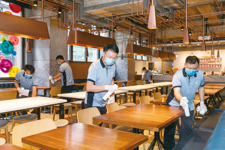 ◆ 本港近年受新冠肺炎衝擊，煤氣公司與香港同心抗疫，包括贊助6,000支納米光觸媒消毒劑，並出動義工為全港各區食肆噴塗，行動獲得飲食業界一致好評。