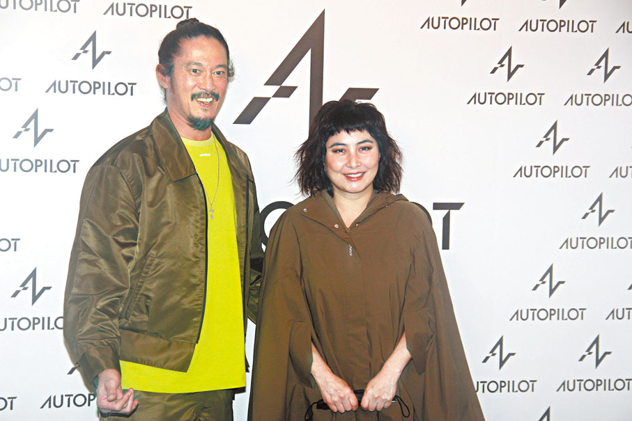 ◆ 何超儀與老公陳子聰出席品牌新店開幕禮。