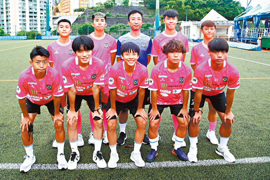 ◆晉峰新主帥鄧冠研（藍衫）與新加盟球員及青年軍亮相。香港文匯報記者黎永淦 攝
