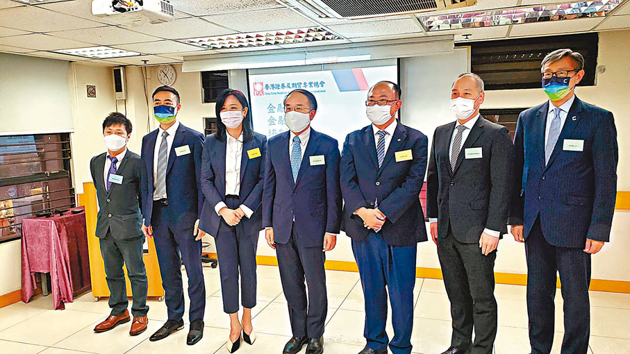 ◆ 許正宇(右四)稱,科技需要與金融產業結合,才能令金融科技更加活躍。右三為陳志華。 岑健樂 攝