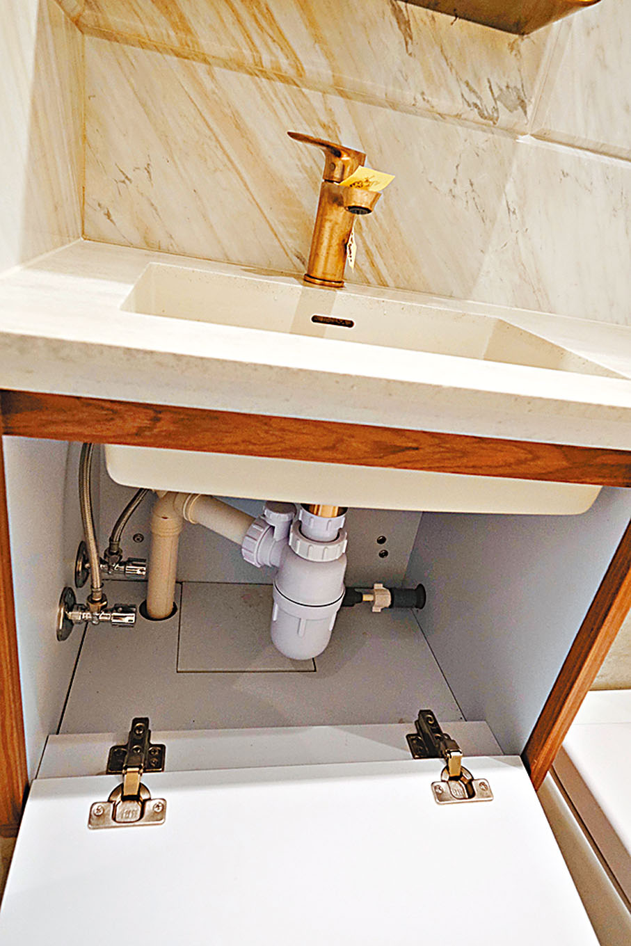 ◆浴室的水龍頭未安裝穩固，亦沒有加防水膠邊，因此與洗手盆的接駁位有罅縫漏水入地櫃。