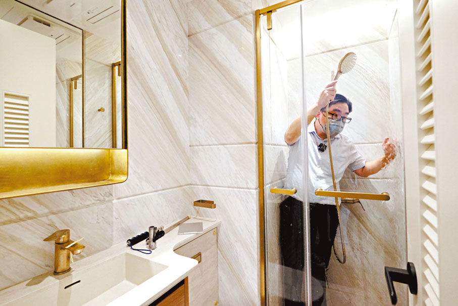 ◆浴室企缸的浴屏門邊有漏水。