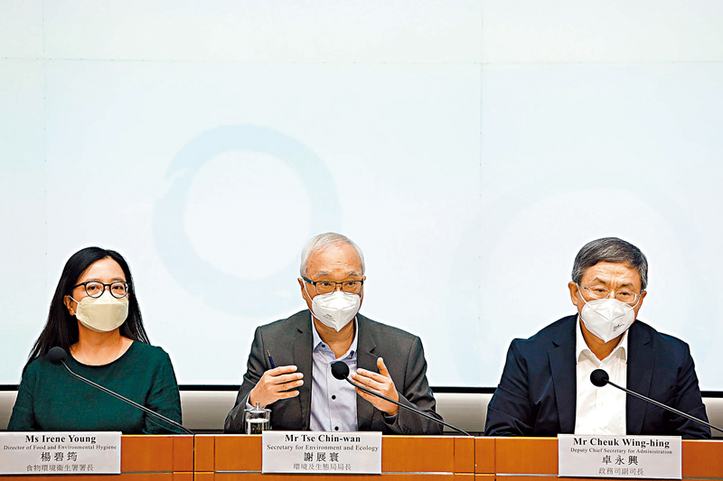 ◆政務司副司長兼地區事項統籌工作組主席卓永興（右）昨日率領跨部門官員會見傳媒講述打擊衞生黑點計劃。 香港文匯報記者 攝
