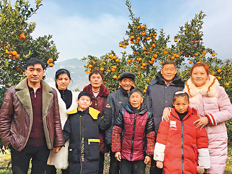 ◆由於家族成員散落各地，胡軍家族很難拍一張全家福，圖為部分成員在重慶奉節家鄉合影。香港文匯報江西傳真