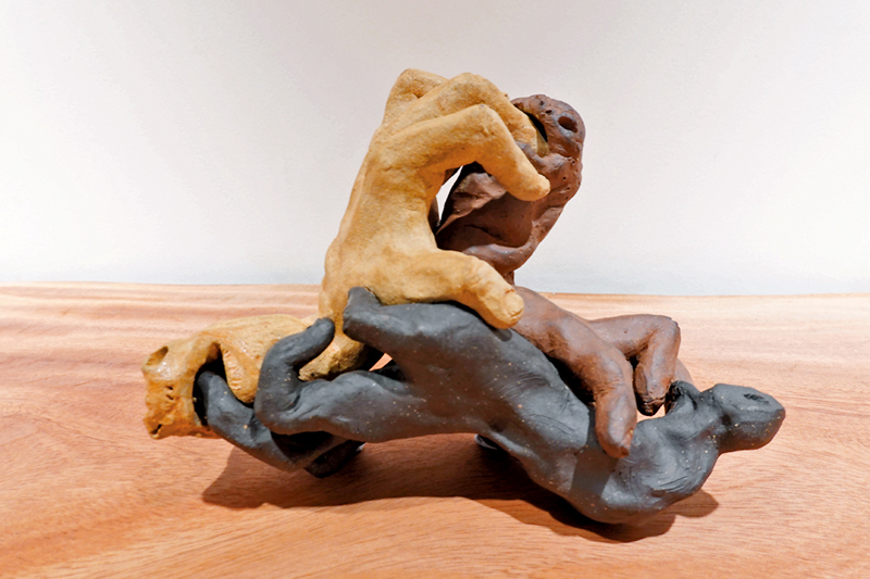 ◆手與蟾蜍形成互捕、互食的姿態，引觀眾反思利益至上的社會。