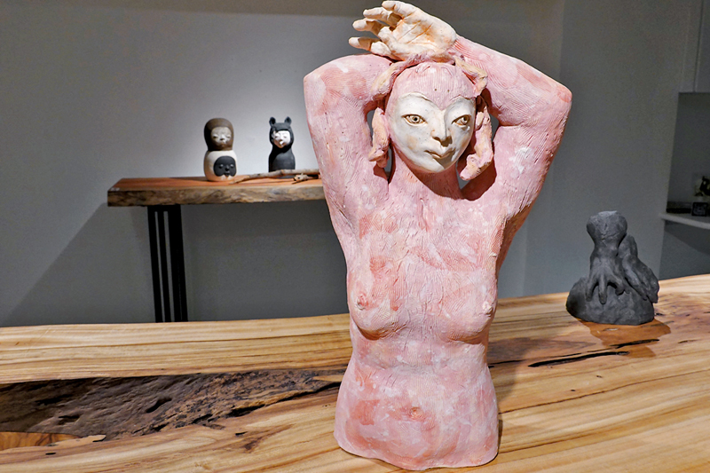 ◆今次展出曹涵凱合共二十多件陶泥、銅等雕塑作品以及「香港木庫」多間原木作品。