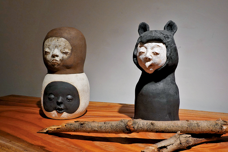 ◆「香港木庫」的木頭與陶土作品相得益彰。