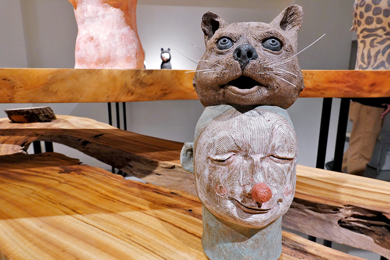 ◆藝術家透過人與動物結合的作品，探討人生百態。