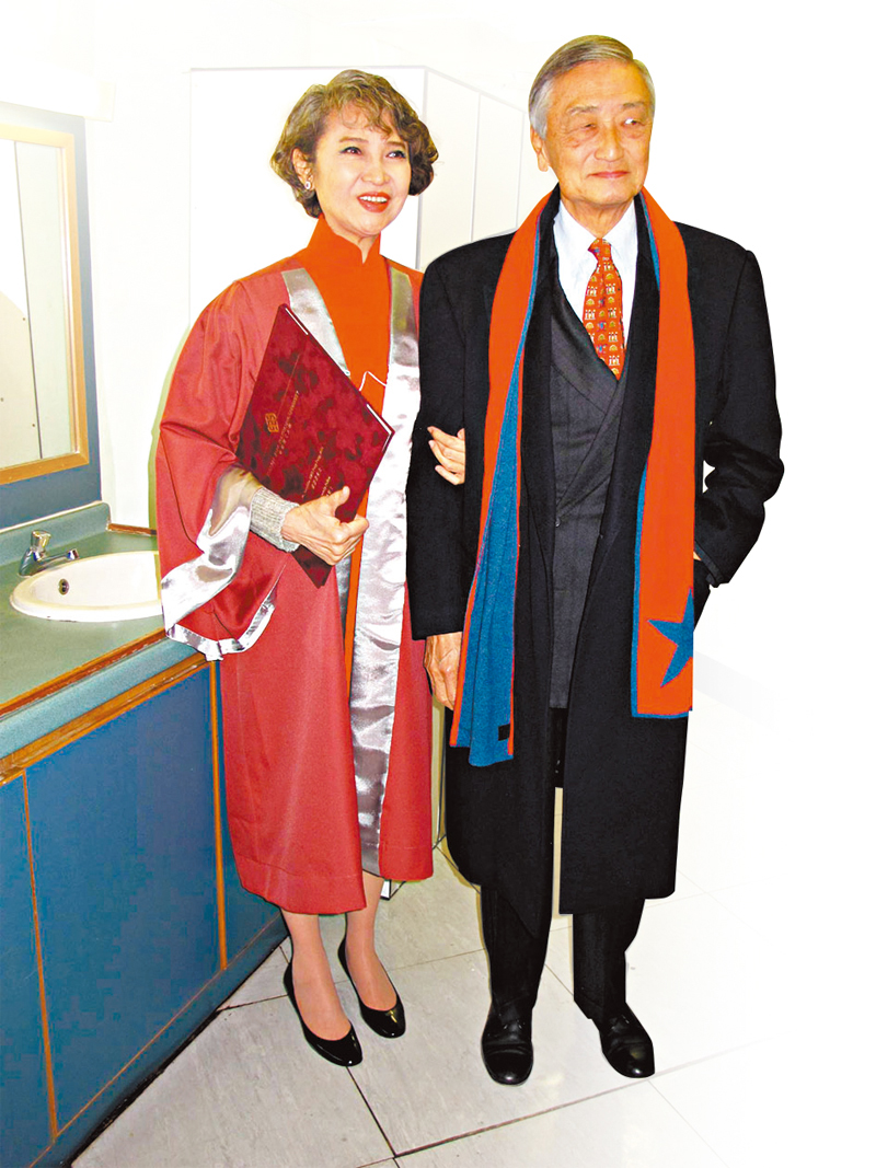 ◆ 蕭芳芳在2015年獲理工大學頒授大學院士榮銜，張正甫亦有到場支持。