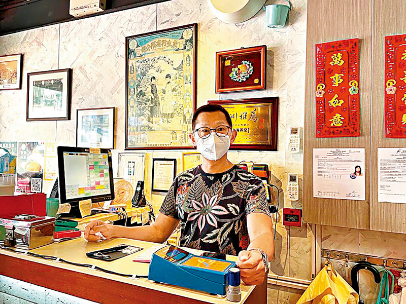 ◆ 林國亮慨嘆，若不是特區政府及時推出「禁追租令」，恐怕他連最後3間食肆也難以撐下去。香港文匯報記者  攝